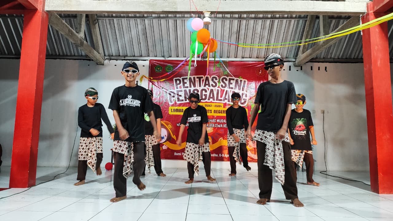 Meriahkan Malam Puncak! Siswa MTs N 9 Bantul Tampil Memukau di Pentas Seni Perkemahan LT I